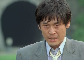 Sol Kyung-gu as Kim yong-ho looking dishevelled in Peppermint Candy.