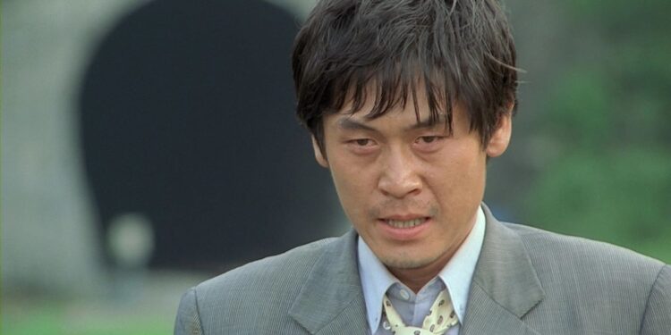 Sol Kyung-gu as Kim yong-ho looking dishevelled in Peppermint Candy.