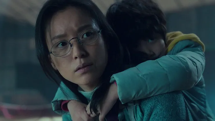 Han Hyo-joo as Lee Mi-hyun with a little boy on her back in the TV series Moving.