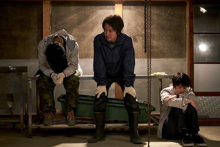 Fujiwara Tatsuya as Keita, Matsuyama Ken'ichi as Jun, and Kamiki Ryūnosuke as Shin leaning against a table in a factory in the movie Noise.