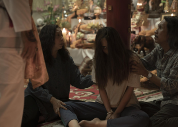 Noi presents Mink to a shaman in The Medium