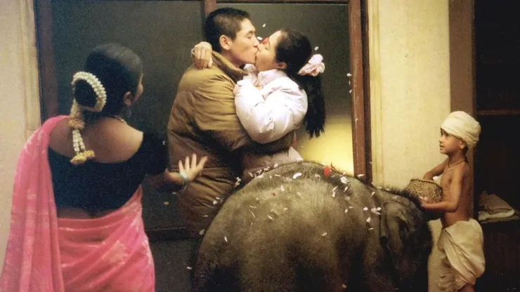 Sol Kyung-gu as Jong-du and Moon So-ri as Gong-ju kissing in Oasis.