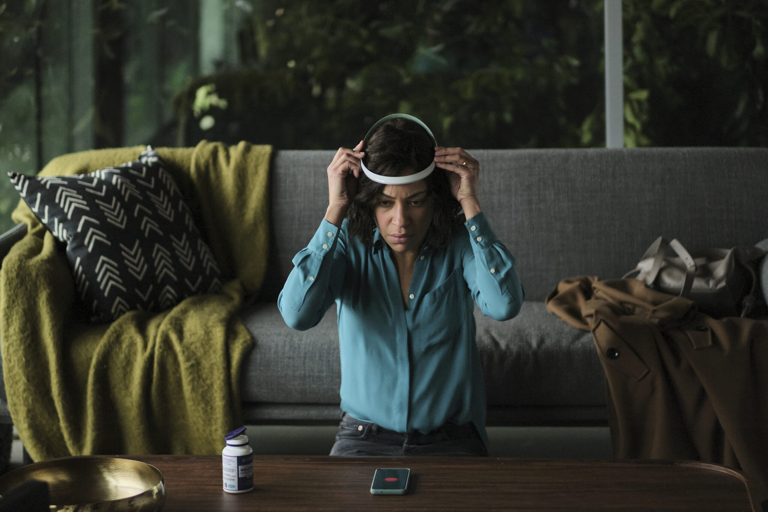 In Balestra, Cush Jumbo plays fencer Joanna who places a halo device on her head in order to lucidly dream and train.
