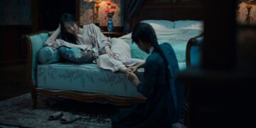Kim Min-hee as Lady Hideko getting a foot massage from Kim Tae-ri as Sook-hee in The Handmaiden.