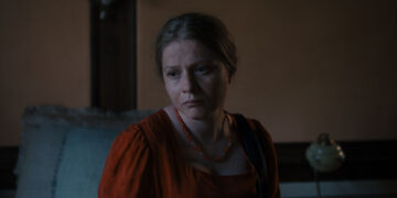 Gülizar stares off into the distance mournfully.