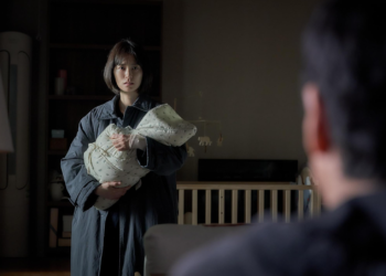 Jung Yu-mi as Soo-ji holds her baby and looks at her husband Hyun-su, played by Lee Sun-kyun