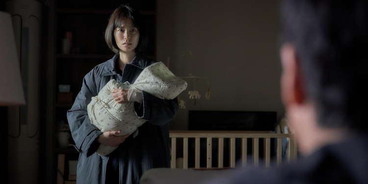 Jung Yu-mi as Soo-ji holds her baby and looks at her husband Hyun-su, played by Lee Sun-kyun