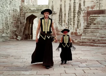 Lee Pace and Catinca Untaru in The Fall