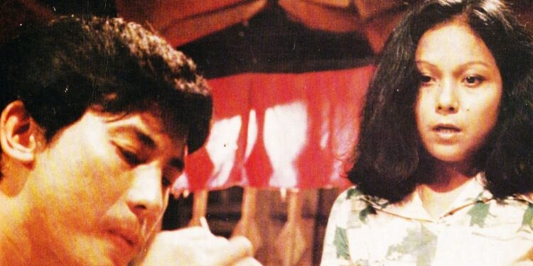 Nora Aunor as Bona staring at Phillip Salvador as Gardo in Bardo.