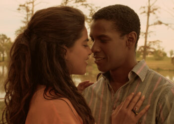 Sarita Choudhury as Mina and Denzel Washington as Demetrius lovingly embrace in Mississippi Masala