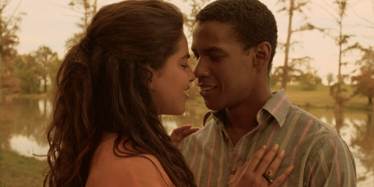 Sarita Choudhury as Mina and Denzel Washington as Demetrius lovingly embrace in Mississippi Masala
