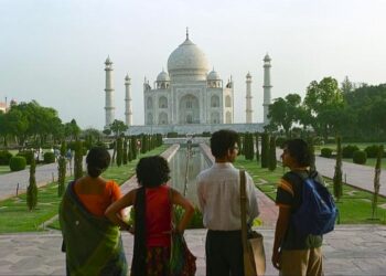 The backs of Tabu as Ashima, Sahira Nair as Sonia, Irrfan Khan as Ashoke, and Kal Penn as Gogol facing the Taj Mahal in The Namesake