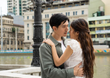 Paulo Avelino as Jolo and Kim Chiu as Sari embracing in My Love Will Make You Disappear