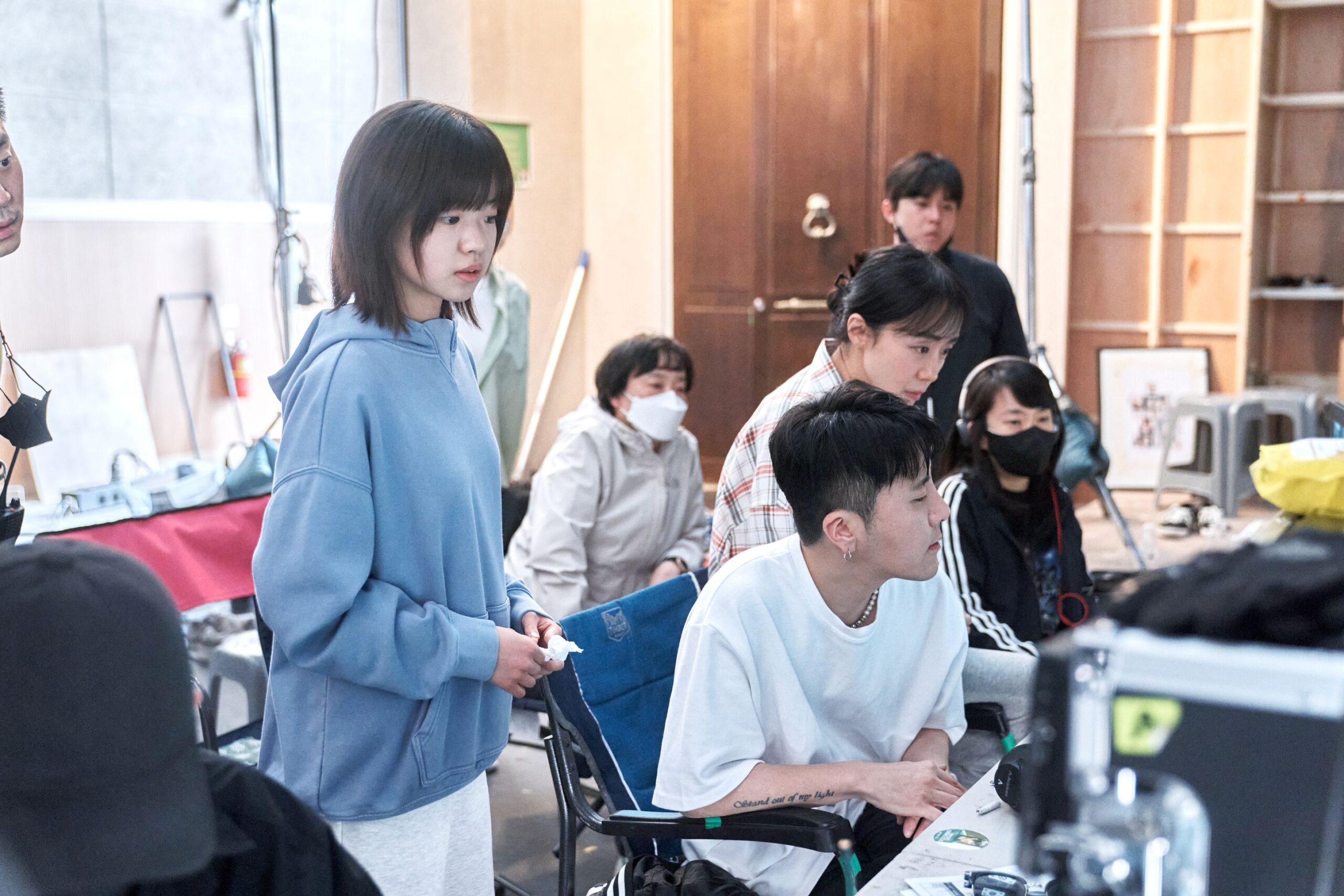 Kim Si-A as Gil Jae-young, Director Byun Sung-hyun, Jeon Do-yeon as Gil Boksoon on the set of Kill Boksoon