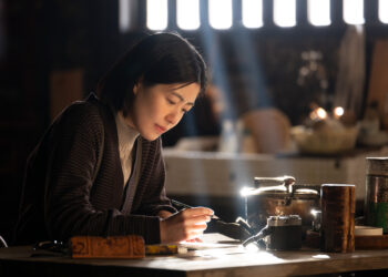 Shim Eun-kyung as Li in Two Seasons Two Strangers