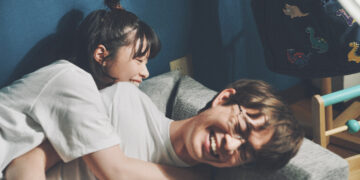 Yukino Kishii as Sachi Sato and Hio Miyazawa as Tamotsu Sato lovingly embracing in Sato and Sato