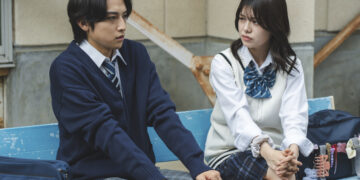 KANON as Johnny Yoyogi and Mio Matsuda as Atsuko sitting on a bench in Yoyogi Johnny