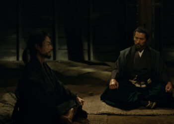 Masaki Suda as Kuroda Kanbei and Masahiro Motoki as Lord Murashige Araki in The Samurai and the Prisoner.