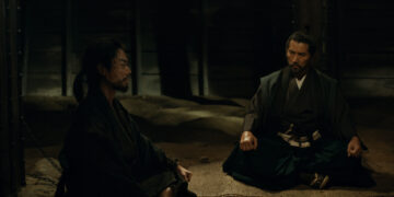 Masaki Suda as Kuroda Kanbei and Masahiro Motoki as Lord Murashige Araki in The Samurai and the Prisoner.