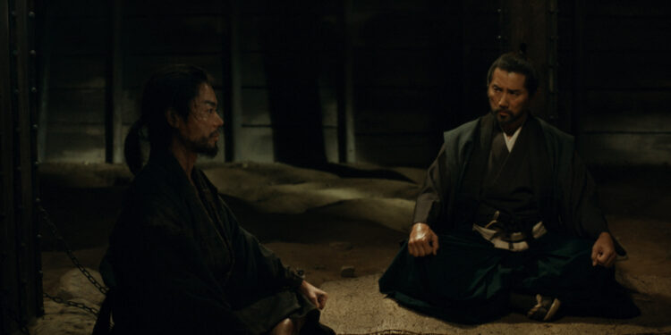 Masaki Suda as Kuroda Kanbei and Masahiro Motoki as Lord Murashige Araki in The Samurai and the Prisoner.